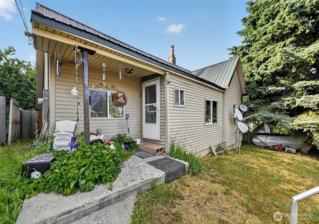 Photo 3 of Single family home for sale at 207 W Montana Ave, Roslyn, WA 98941 | MLS# NWM2549412 | Listing updated on 2026-09-24
