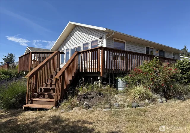 Photo 3 of Single family home for sale at 725 Wawona Ave SW, Ocean Shores, WA 98569 | MLS# NWM2549511 | Listing updated on 2026-09-22