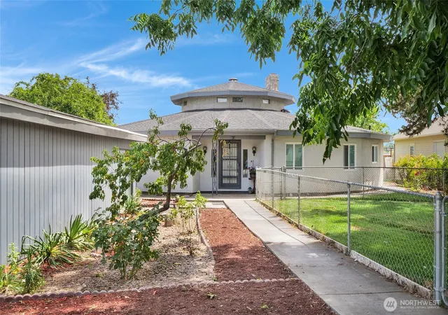 Photo 2 of Single family home for sale at 813 S Sycamore, Moses Lake, WA 98837 | MLS# NWM2549578 | Listing updated on 2026-09-26