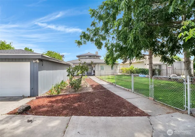 Photo 3 of Single family home for sale at 813 S Sycamore, Moses Lake, WA 98837 | MLS# NWM2549578 | Listing updated on 2026-09-26