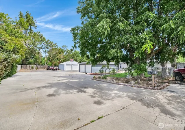 Photo 3 of Single family home for sale at 813 S Sycamore, Moses Lake, WA 98837 | MLS# NWM2549578 | Listing updated on 2026-09-26