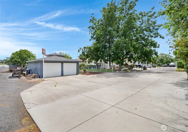 Photo 4 of Single family home for sale at 813 S Sycamore, Moses Lake, WA 98837 | MLS# NWM2549578 | Listing updated on 2026-09-26