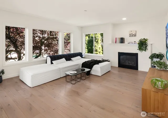 Photo 4 of Condo for sale at 1029 Belmont Ave E #305, Seattle, WA 98102 | MLS# NWM2549631 | Listing updated on 2026-09-22