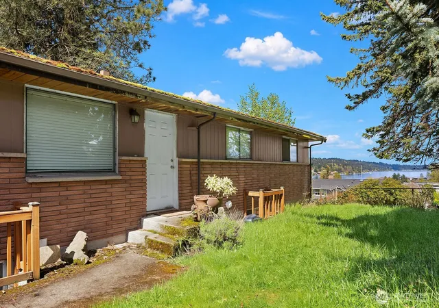 Photo 3 of Sale Pending at 3737 Park Ave N, Renton, WA 98056 | MLS# NWM2549655 | Listing updated on 2026-09-25