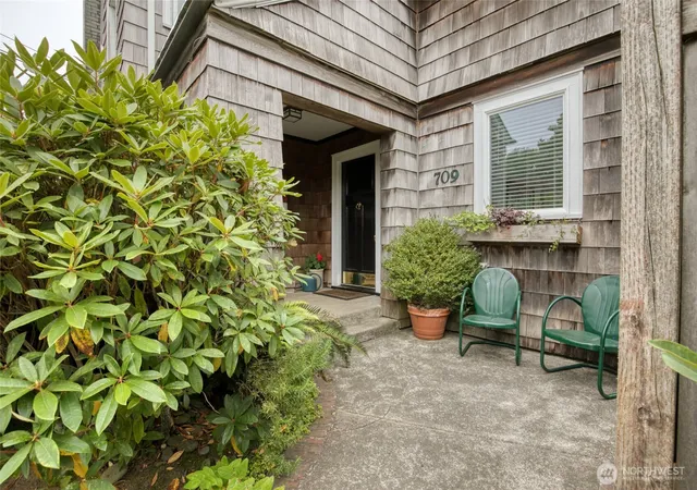 Photo 2 of Single family home for sale at 709 N "n" St, Aberdeen, WA 98520 | MLS# NWM2549660 | Listing updated on 2026-09-22