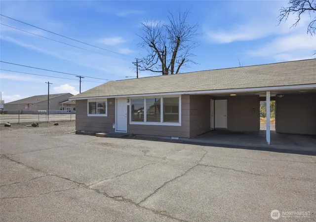 Photo 3 of Multi family home for sale at 329 S Gibby Rd, Moses Lake, WA 98837 | MLS# NWM2549664 | Listing updated on 2026-09-22