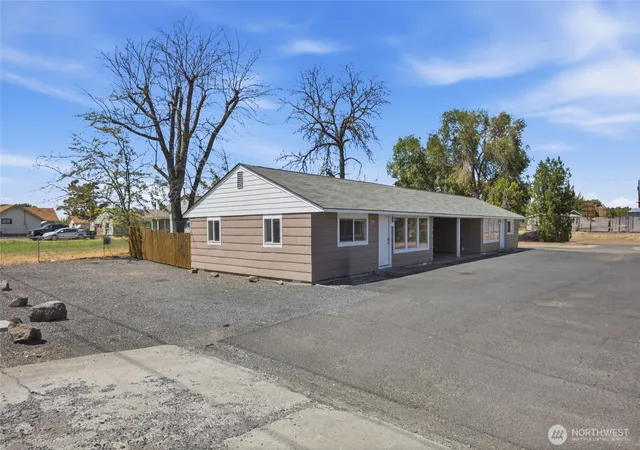 Photo 3 of House for sale at 329 S Gibby Rd, Moses Lake, WA 98837 | MLS# NWM2549664 | Listing updated on 2026-09-22