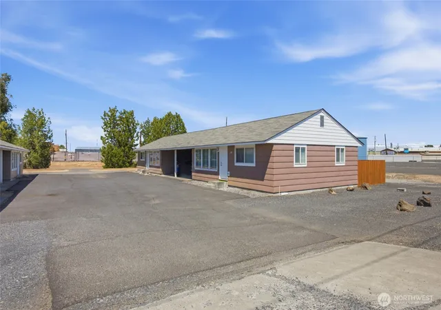 Photo 4 of House for sale at 329 S Gibby Rd, Moses Lake, WA 98837 | MLS# NWM2549664 | Listing updated on 2026-09-22