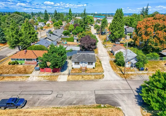 Photo 3 of Sale Pending at 1315 S 43rd St, Tacoma, WA 98418 | MLS# NWM2549681 | Listing updated on 2026-10-20