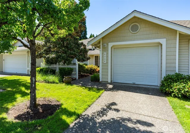 Photo 2 of Townhouse for sale at 4304 S 220th Place, Kent, WA 98032 | MLS# NWM2549683 | Listing updated on 2026-09-19