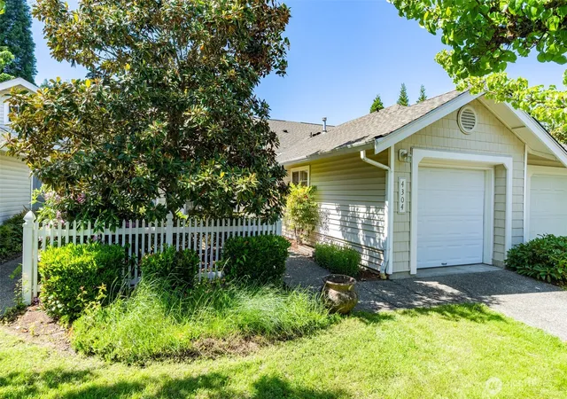 Photo 3 of Townhouse for sale at 4304 S 220th Place, Kent, WA 98032 | MLS# NWM2549683 | Listing updated on 2026-09-19