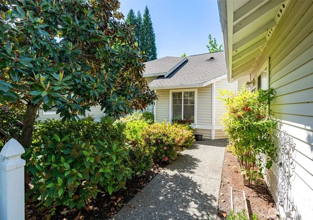 Photo 3 of Townhouse for sale at 4304 S 220th Place, Kent, WA 98032 | MLS# NWM2549683 | Listing updated on 2026-09-19