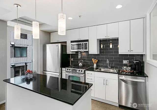Photo 4 of Sale Pending at 76 Cedar St #603, Seattle, WA 98121 | MLS# NWM2549940 | Listing updated on 2026-09-20