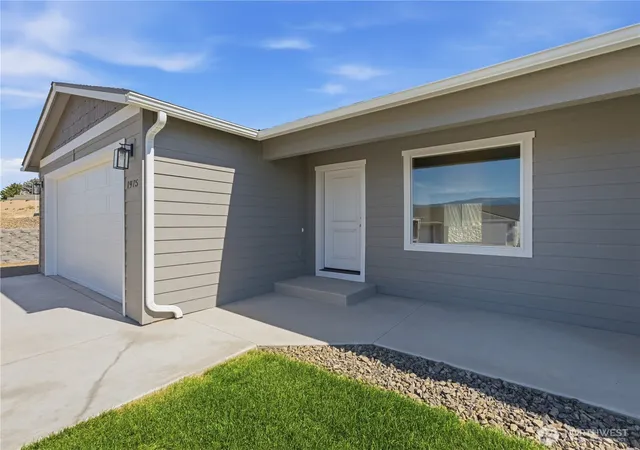 Photo 3 of Single family home for sale at 1975 N May Ct, East Wenatchee, WA 98802 | MLS# NWM2550016 | Listing updated on 2026-09-29