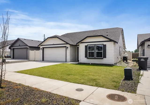 Photo 1 of Single family home for sale at 1125 W Sequoia Rd, Moses Lake, WA 98837 | MLS# NWM2550053 | Listing updated on 2026-09-22