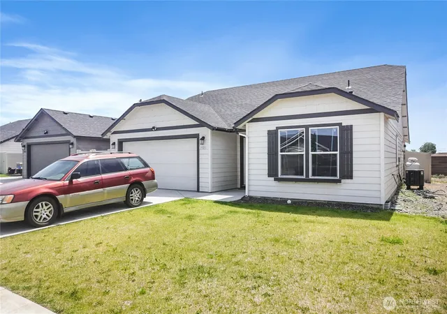 Photo 3 of Single family home for sale at 1125 W Sequoia Rd, Moses Lake, WA 98837 | MLS# NWM2550053 | Listing updated on 2026-09-22
