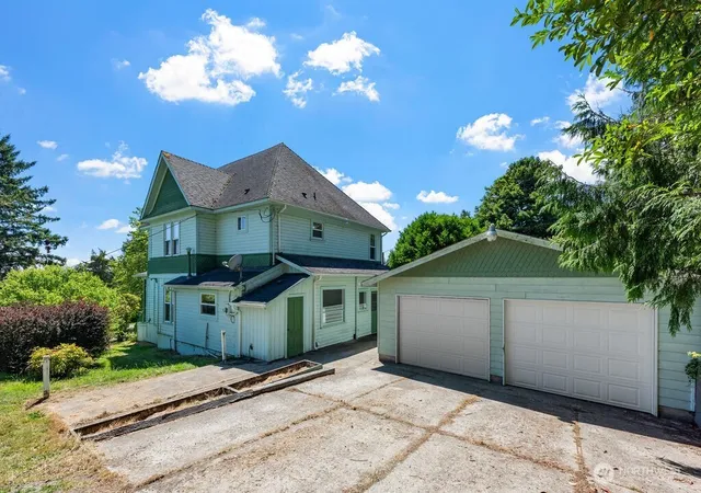 Photo 2 of Single family home for sale at 516 Cedar St, Ilwaco, WA 98624 | MLS# NWM2550065 | Listing updated on 2026-10-01