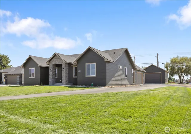 Photo 2 of Single family home for sale at 6427 Ne 205 Rd, Moses Lake, WA 98837 | MLS# NWM2550107 | Listing updated on 2026-09-22