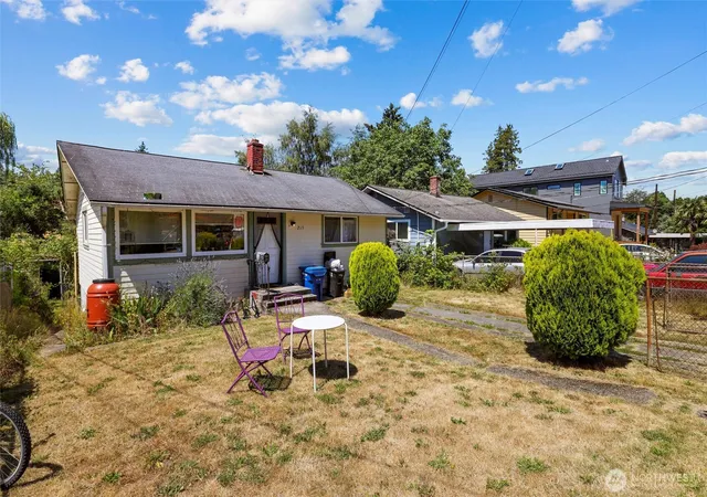 Photo 3 of Sale Pending at 215 31st Avenue E, Seattle, WA 98112 | MLS# NWM2550121 | Listing updated on 2026-09-25