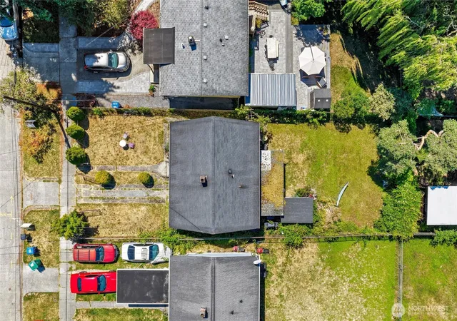 Photo 4 of Sale Pending at 215 31st Avenue E, Seattle, WA 98112 | MLS# NWM2550121 | Listing updated on 2026-09-25