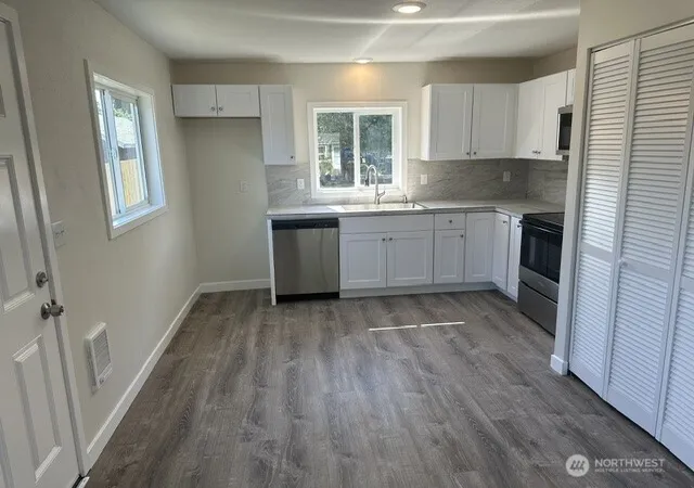 Photo 3 of Sale Pending at 210 24th Avenue, Longview, WA 98632 | MLS# NWM2550278 | Listing updated on 2026-09-21