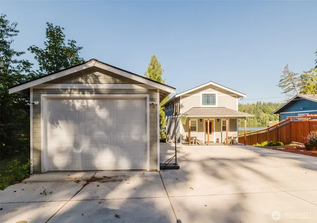 Photo 4 of Single family home for sale at 8022 Long Lake Rd SE, Port Orchard, WA 98367 | MLS# NWM2550323 | Listing updated on 2026-10-01