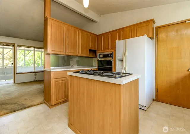 Photo 4 of Sale Pending at 105 156th Avenue NE, Bellevue, WA 98007 | MLS# NWM2550348 | Listing updated on 2026-09-25