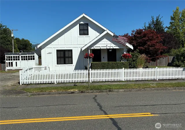 Photo 2 of Single family home for sale at 1977 Harding St, Enumclaw, WA 98022 | MLS# NWM2550428 | Listing updated on 2026-09-22