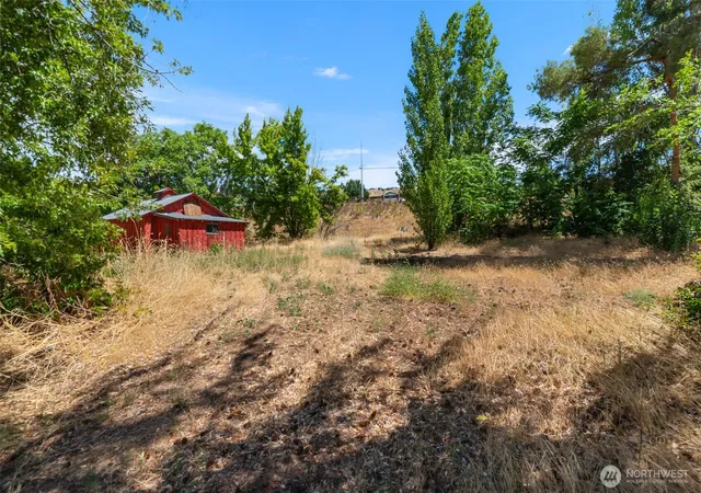 Photo 3 of Sale Pending at 2315 Nw Alan Ave, East Wenatchee, WA 98802 | MLS# NWM2550466 | Listing updated on 2026-09-25