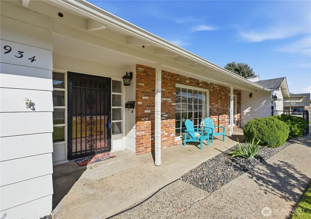 Photo 2 of Single family home for sale at 934 Stevens St, Wenatchee, WA 98801 | MLS# NWM2550487 | Listing updated on 2026-09-30