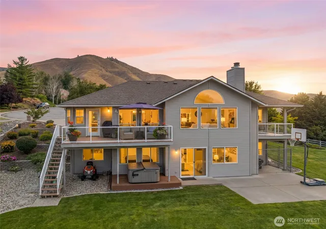 Photo 3 of Single family home for sale at 507 Day Rd, Wenatchee, WA 98801 | MLS# NWM2550559 | Listing updated on 2026-09-22