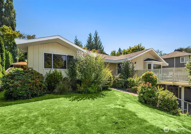 Photo 3 of Sale Pending at 4744 44th Avenue Ne, Seattle, WA 98105 | MLS# NWM2550577 | Listing updated on 2026-09-25