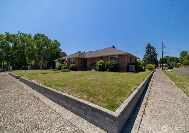 Photo 3 of Single family home for sale at 727 K St, Centralia, WA 98531 | MLS# NWM2550651 | Listing updated on 2026-09-28