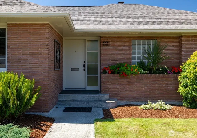 Photo 3 of Single family home for sale at 727 K St, Centralia, WA 98531 | MLS# NWM2550651 | Listing updated on 2026-09-28