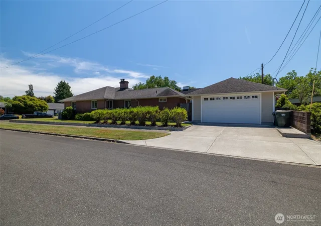 Photo 4 of Single family home for sale at 727 K St, Centralia, WA 98531 | MLS# NWM2550651 | Listing updated on 2026-09-28