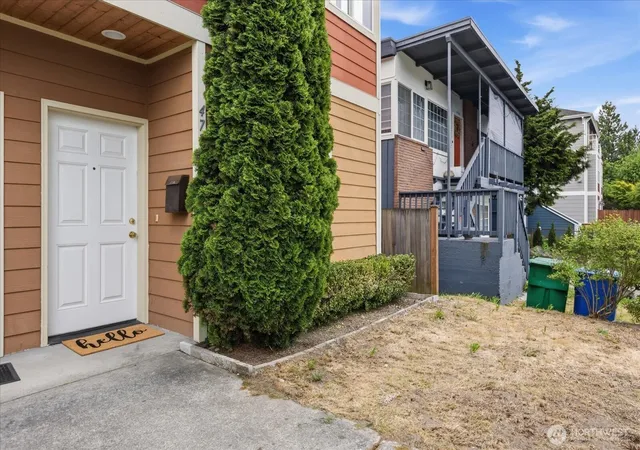 Photo 3 of Townhouse for sale at 4736 Delridge Way Sw #B, Seattle, WA 98106 | MLS# NWM2550653 | Listing updated on 2026-09-22