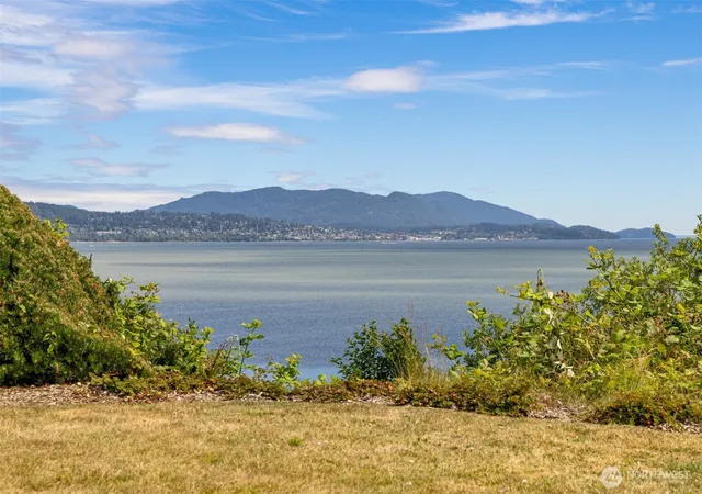 Photo 3 of Sale Pending at 3919 Cliffside Dr, Bellingham, WA 98225 | MLS# NWM2550773 | Listing updated on 2026-09-28