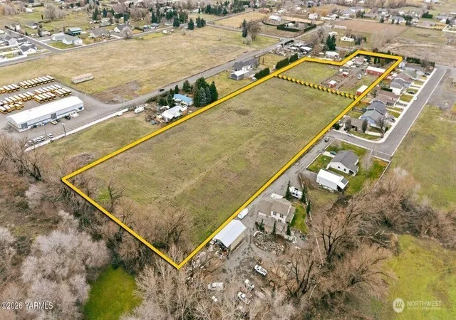 Photo 3 of Manufactured home for sale at 7703 Ahtanum Rd, Yakima, WA 98903 | MLS# NWM2550966 | Listing updated on 2026-09-22
