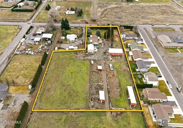 Photo 3 of Manufactured home for sale at 7703 Ahtanum Rd, Yakima, WA 98903 | MLS# NWM2550966 | Listing updated on 2026-09-22