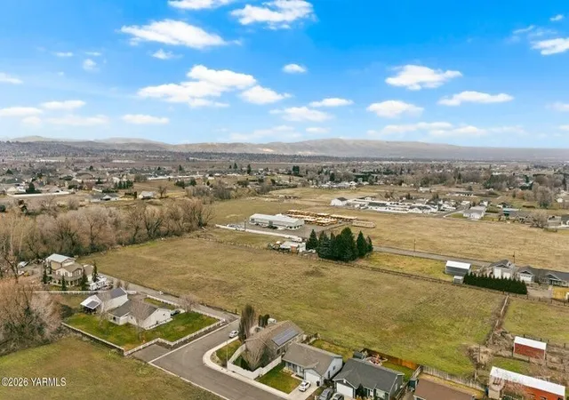 Photo 4 of Manufactured home for sale at 7703 Ahtanum Rd, Yakima, WA 98903 | MLS# NWM2550966 | Listing updated on 2026-09-22
