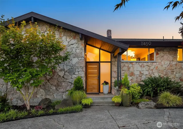 Photo 2 of Single family home for sale at 11469 Marine View Dr Sw, Seattle, WA 98146 | MLS# NWM2550994 | Listing updated on 2026-10-08