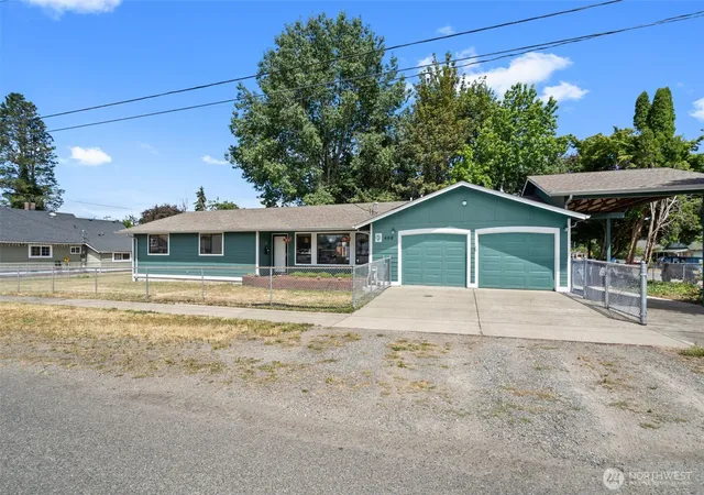 Photo 2 of Sale Pending at 405 W 4th Street, Centralia, WA 98531 | MLS# NWM2551070 | Listing updated on 2026-09-25