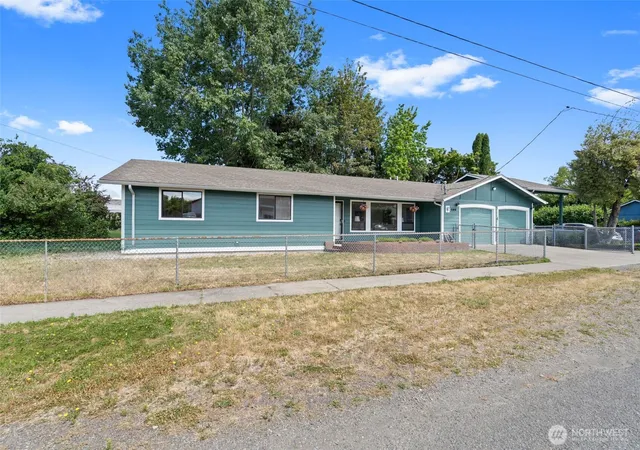 Photo 3 of Sale Pending at 405 W 4th Street, Centralia, WA 98531 | MLS# NWM2551070 | Listing updated on 2026-09-25