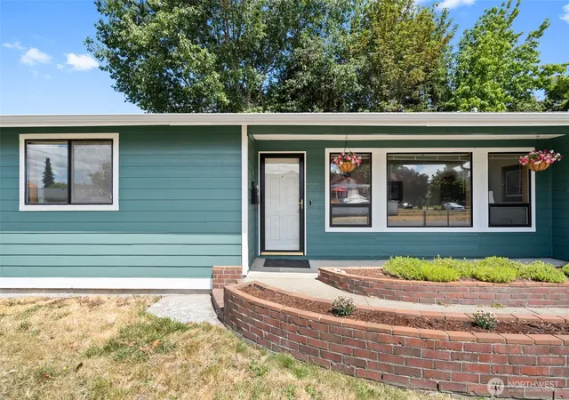 Photo 3 of Sale Pending at 405 W 4th Street, Centralia, WA 98531 | MLS# NWM2551070 | Listing updated on 2026-09-25