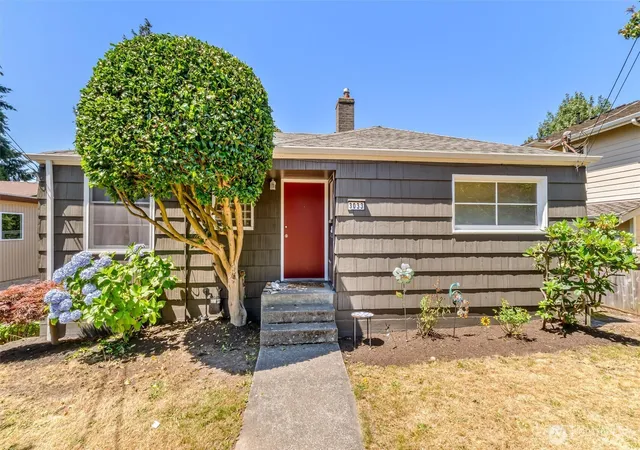 Photo 1 of Sale Pending at 3033 31st Avenue W, Seattle, WA 98199 | MLS# NWM2551103 | Listing updated on 2026-09-25