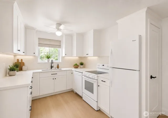 Photo 3 of Sale Pending at 3033 31st Avenue W, Seattle, WA 98199 | MLS# NWM2551103 | Listing updated on 2026-09-25