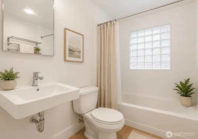 Photo 4 of Sale Pending at 3033 31st Avenue W, Seattle, WA 98199 | MLS# NWM2551103 | Listing updated on 2026-09-25