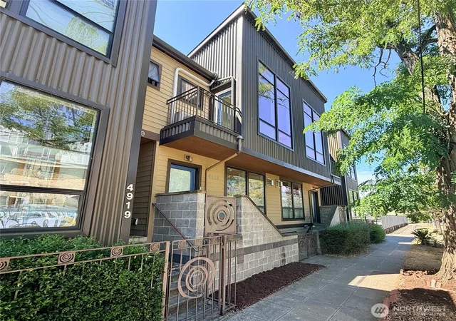 Townhouse for sale at 4917 39th Avenue S, Seattle, WA 98118 | MLS# NWM2551191