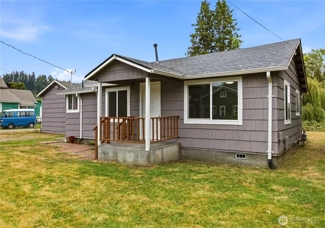 Photo 3 of Single family home for sale at 216 4th Ave Sw, Pacific, WA 98047 | MLS# NWM2551197 | Listing updated on 2026-10-01