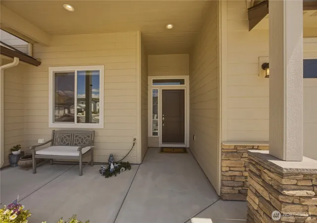 Photo 3 of Single family home for sale at 472 Sunny Brooke Ln, Chelan, WA 98816 | MLS# NWM2551238 | Listing updated on 2026-09-22